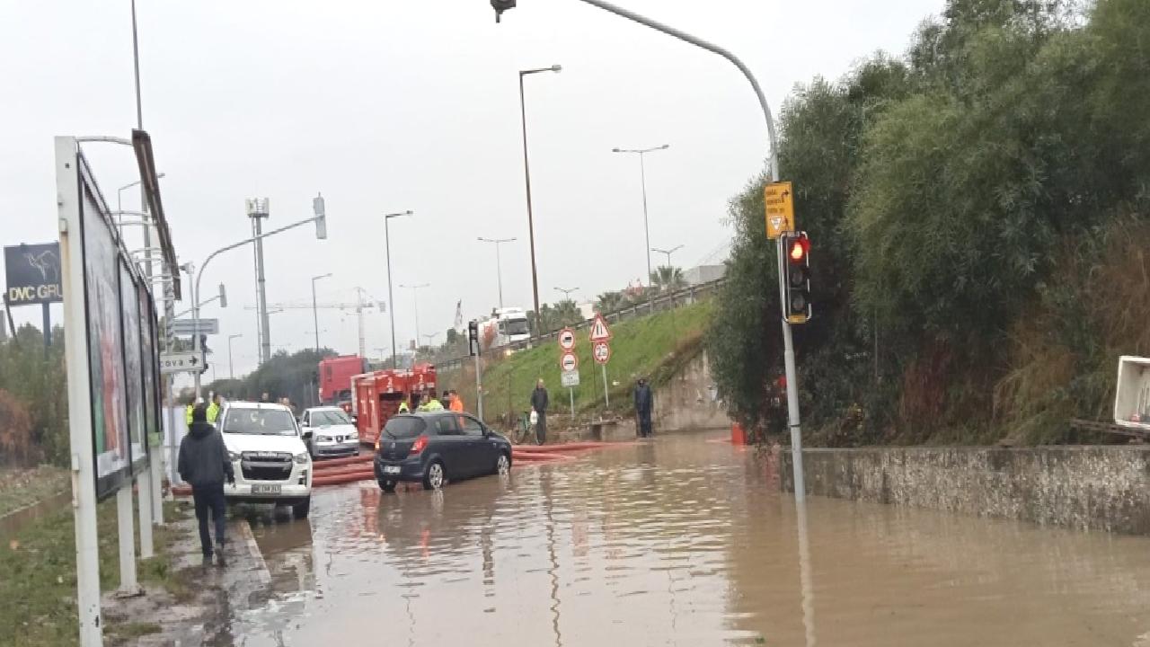İzmir’de sağanak su baskınlarına neden oldu