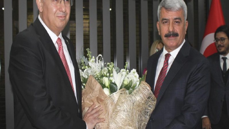 Kocaeli Üniversitesi’nde rektörlük dönem teslimi yapıldı