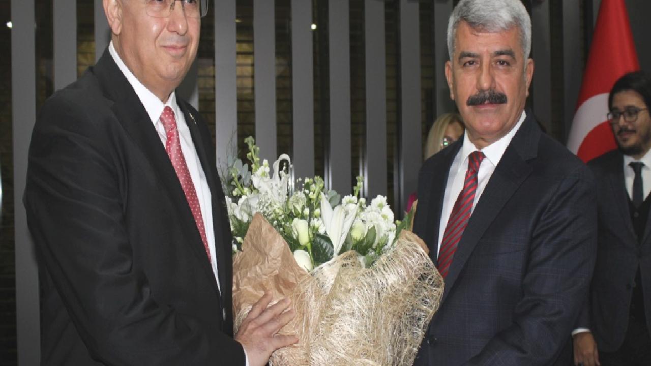 Kocaeli Üniversitesi’nde rektörlük dönem teslimi yapıldı