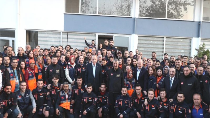 Cumhurbaşkanı Erdoğan, Antalya’da AFAD çalışanıyla bir ortaya geldi