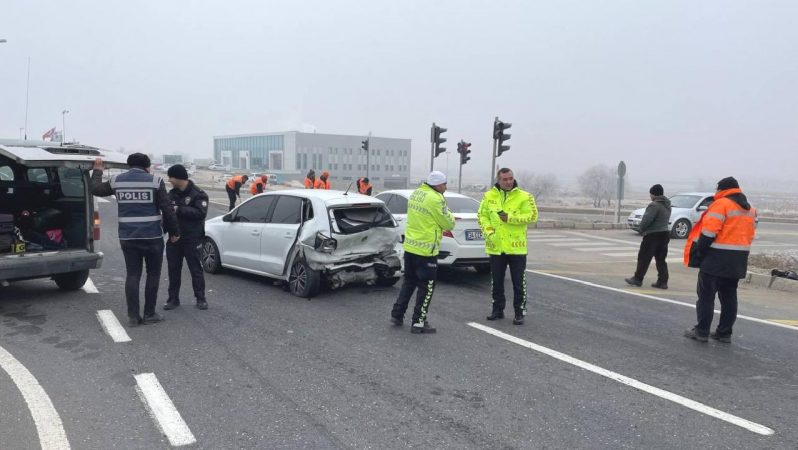 İki araba çarpıştı: 4 yaralı