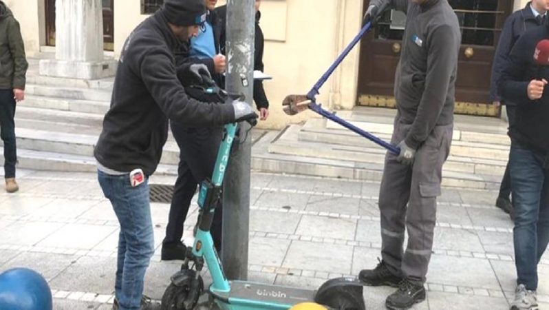 Kadıköy’de kaldırımlardaki scooterlar toplatıldı