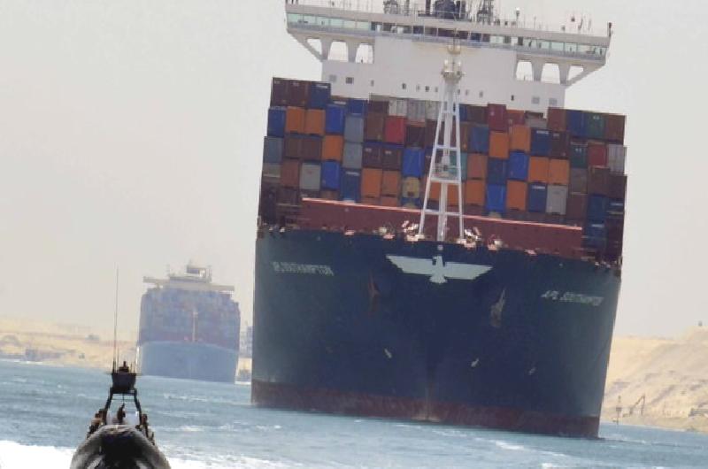 Kargo gemisi MV Glory, Süveyş Kanalı’nda karaya oturdu